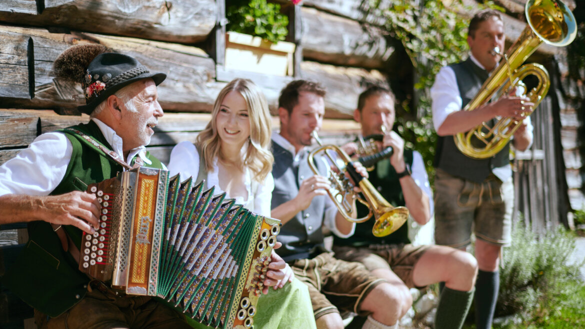 Muzikanti na Farmářském podzimu před Heimatmuseum Arlerhof