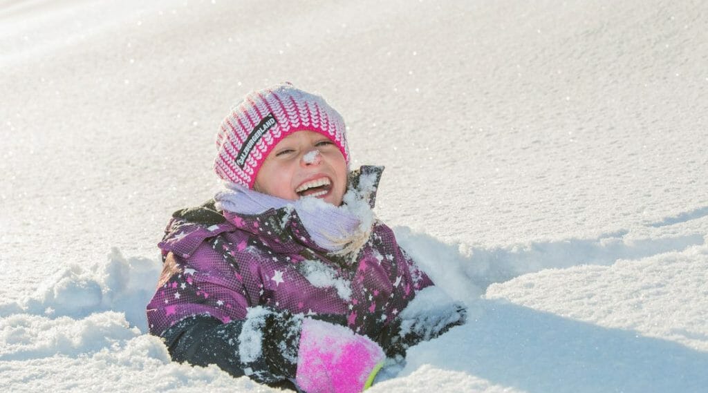 Ve sněhu až po pás. To není v zimě v Salcbursku vůbec nic neobvyklého, což se líbí zejména dětem, které ve sněhu dovádí.