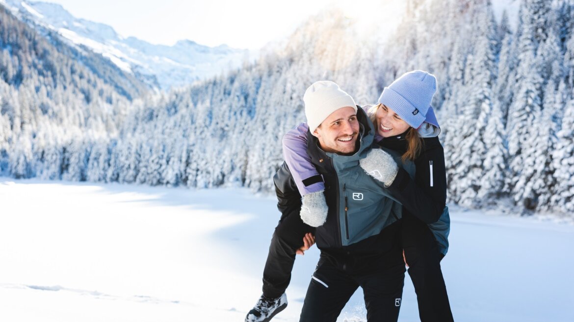 Pár v zasněžené krajině Národního parku Vysoké Taury