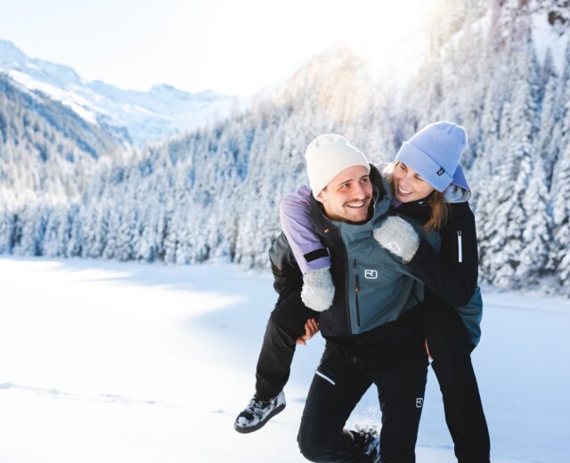 Pár v zasněžené krajině Národního parku Vysoké Taury