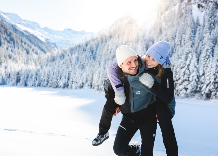 Auf Entdeckungsreise in der Nationalpark-Region (c) Ferienregion Nationalpark Hohe Tauern – Mathäus Gartner (22) Pár v zasněžené krajině Národního parku Vysoké Taury