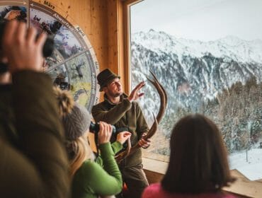 Beheizte Schaukanzel im Forschungs-Revier im Habachtal Schaufütterung im Habachtal