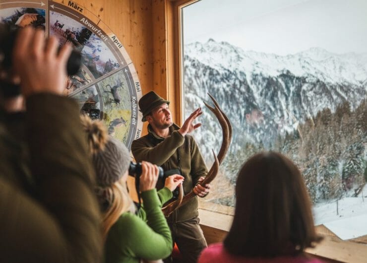 Beheizte Schaukanzel im Forschungs-Revier im Habachtal Schaufütterung im Habachtal