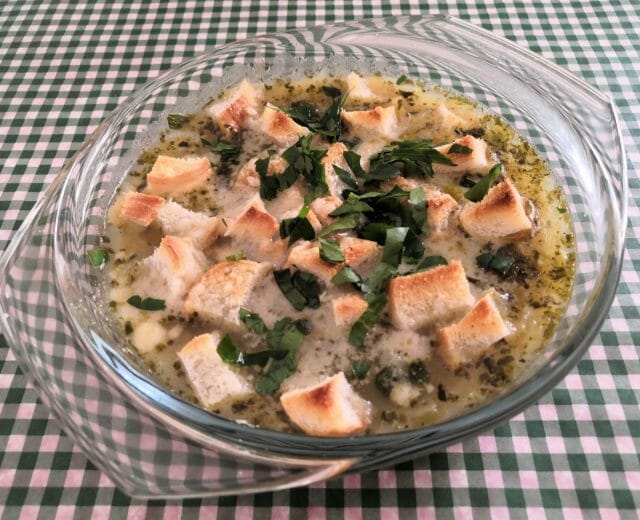 dav Zapečená bramborová polévka s medvědím česnekem a krutony posypaná petrželkou