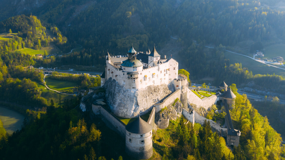 Středověký hrad Hohenwerfen se majestátně tyčí na skále nad řekou (Zvětšený pohled)