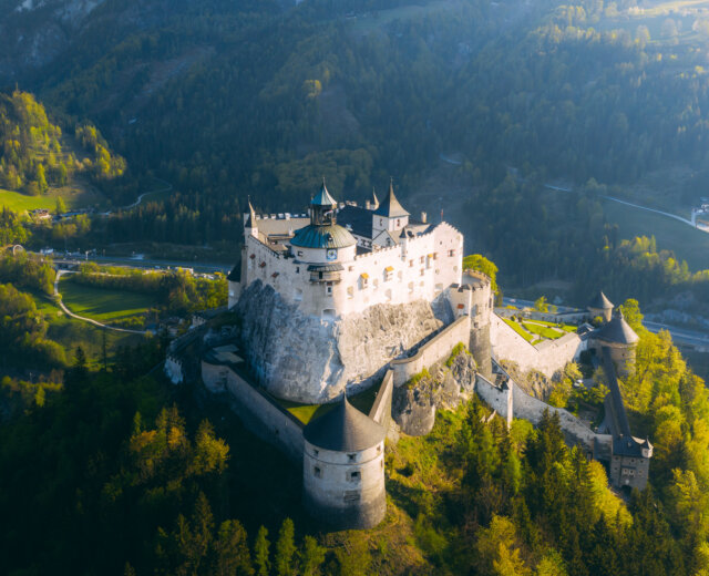 Burg Hohenwerfen Středověký hrad Hohenwerfen se majestátně tyčí na skále nad řekou