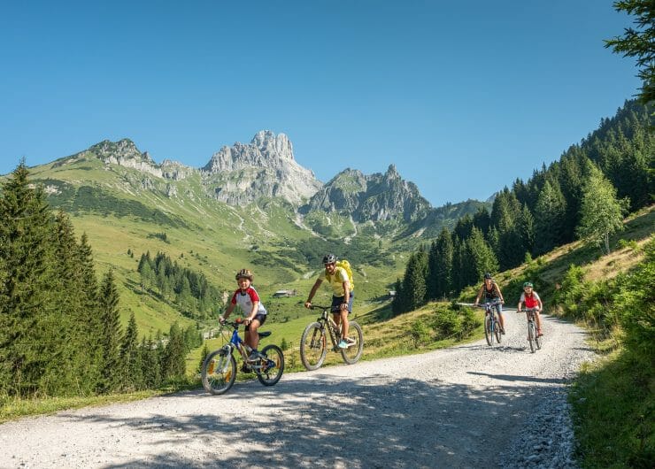 Hora Bischofsmütze se při výletech na kole ve Filzmoosu jen tak neokouká