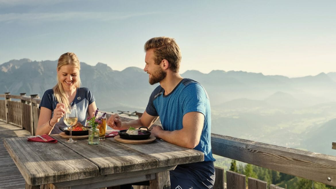 Užívat si dobré jídlo na terasách s výhledem na hory ve Schladmingu-Dachsteinu
