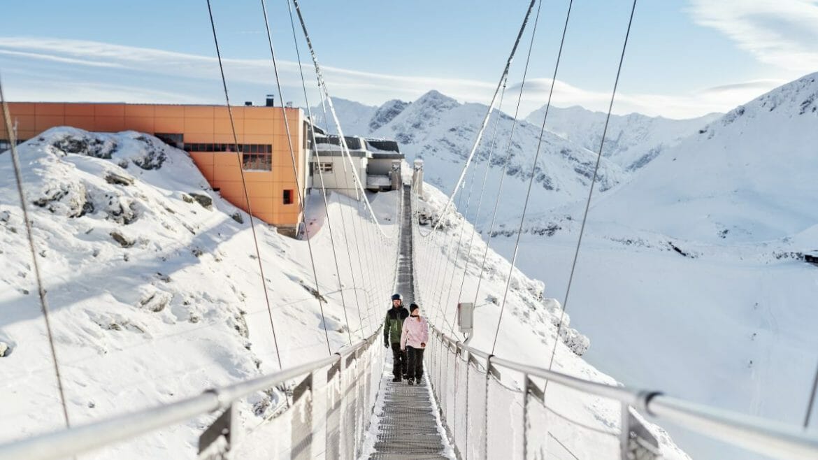 Mimořádným zážitkem je i v zimě hora Stubnerkogel se 140 metrů dlouhým visutým mostem a nedalekou vyhlídkovou plošinou