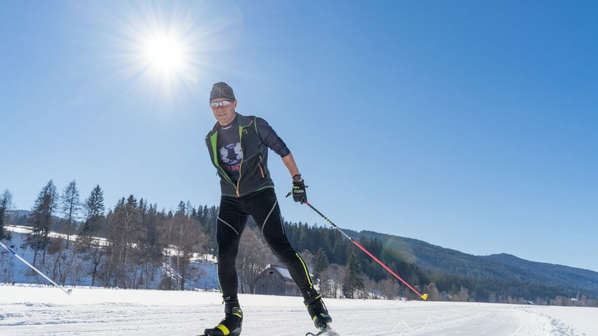 Běžkař si užívá bílou stopu v St. Andrä v nejslunečnějším rakouském regionu, v Salcburském Lungau
