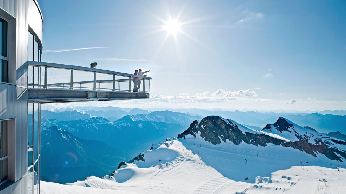 Vyhlídka Top of Salzburg nad vrcholy zasněžených hor