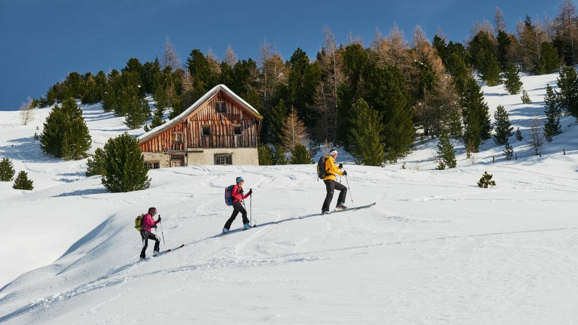 Skupina lyžařů stoupá na Schönfeld v Thomatalu