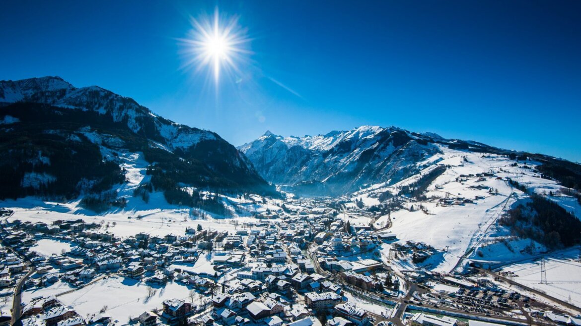 Letecký pohled na Kaprun s horami Maiskogel a Kitzsteinhorn