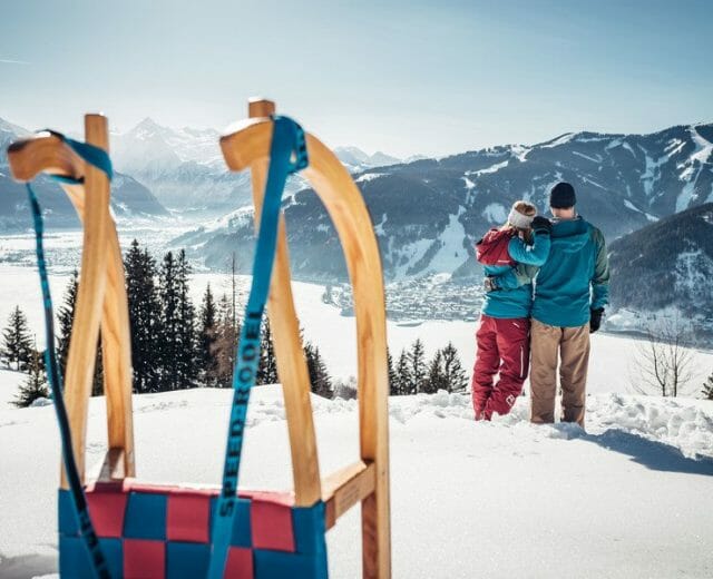 gemeinsames-rodeln-mit-aussicht_tobogganing-with-a-view-c-zell-am-see-kaprun-tourismus