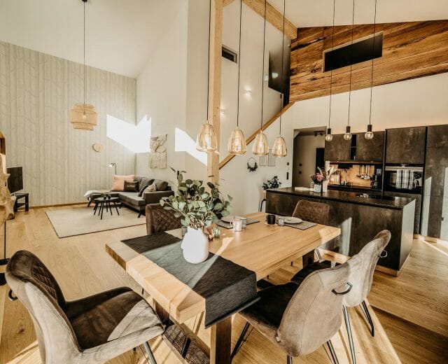 Stylová kuchyň s jídelnou v Haus Wildmoos v St. Martin bei Lofer