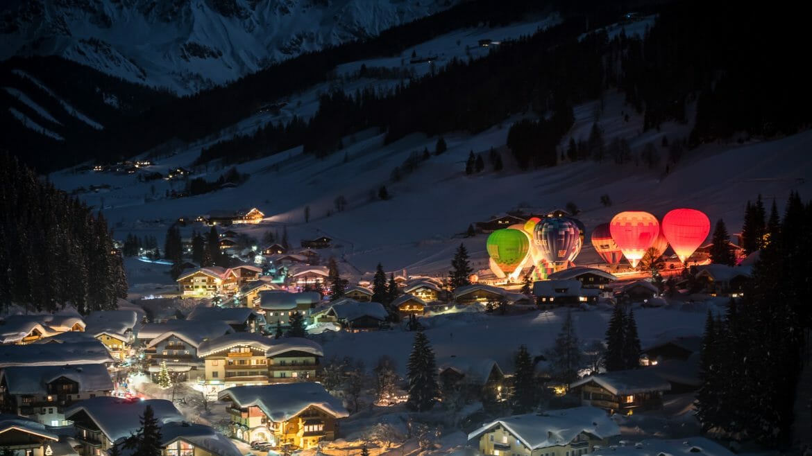 Noc balónů ve Filzmoosu v Salcburském sportovním světě v srdci Ski amadé © Tourismusverband Filzmoos, Coen Weesjes Die Nacht der Balone in Filzmoos in der Salzburger Sportwelt im Herzen von Ski amadé (Zvětšený pohled)