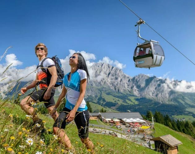Bergsommer-Almsommer-Wandern in Ski amadé mit wunderbarem Panorama und Blick auf einen Sommerlift und urige Almhütte