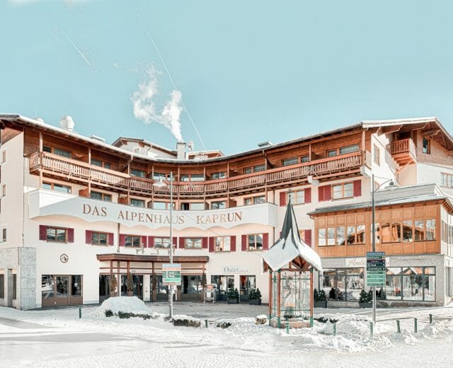 Das Alpenhaus im Ortszentrum von Kaprun im Winter Das Alpenhaus im Ortszentrum von Kaprun im Winter