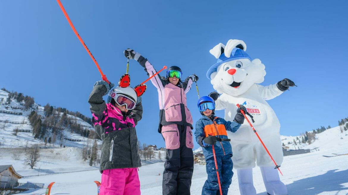 Děti se v Obertauern učí lyžovat s pomocí veselých maskotů lyžařské oblasti