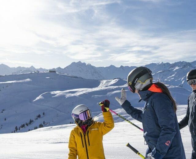 Lyžařské středisko ideální pro rodiny s dětmi a začínající lyžaře. Široké, přehledné sjezdovky, většina z nich nízké až střední obtížnosti.