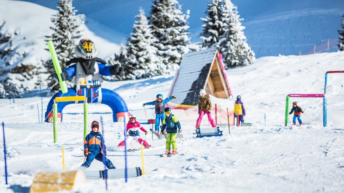 Obertauern Frau Holle nabízí kurzy lyžování pro děti, nechybí výcviková zóna a pohyblivý koberec