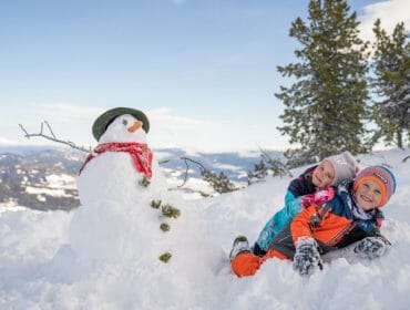 Děti mohou ve slunečném regionu Salcburský Lungau díky bohaté sněhové nadílce postavit tolik sněhuláků, kolik jen chtějí