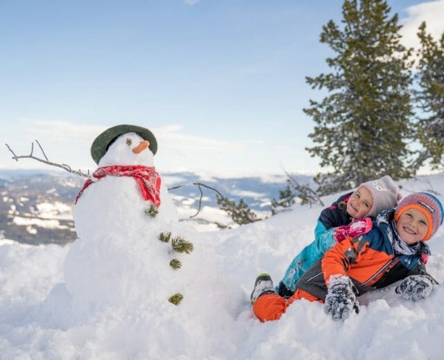 Děti mohou ve slunečném regionu Salcburský Lungau díky bohaté sněhové nadílce postavit tolik sněhuláků, kolik jen chtějí