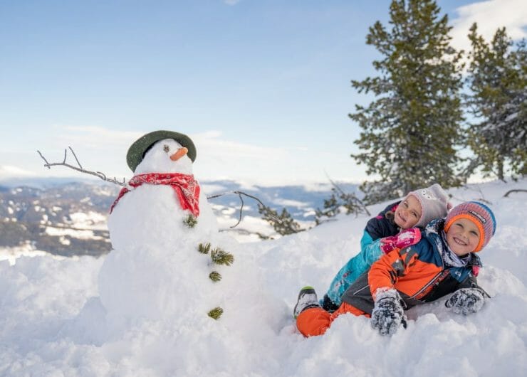 Děti mohou ve slunečném regionu Salcburský Lungau díky bohaté sněhové nadílce postavit tolik sněhuláků, kolik jen chtějí