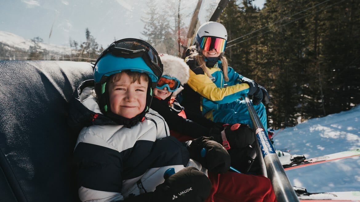 Děti jedou v Katschbergu na svah vstříc lyžařským dobrodružstvím