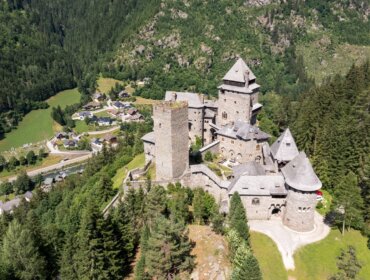 Hrad Finstergrün se tyčí na skále v obci Ramingstein