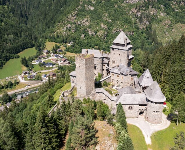 Hrad Finstergrün se tyčí na skále v obci Ramingstein