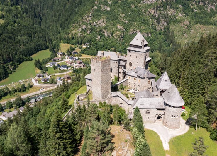 Hrad Finstergrün se tyčí na skále v obci Ramingstein