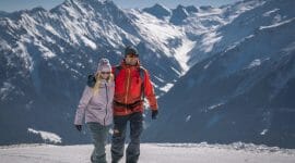 Poznávání krásy přírody ve Wildkogel-Areně při zimní turistice uprostřed zasněžených alpských vrcholů