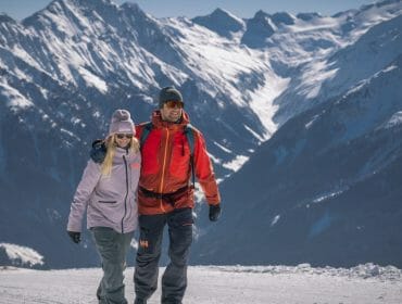 Poznávání krásy přírody ve Wildkogel-Areně při zimní turistice uprostřed zasněžených alpských vrcholů