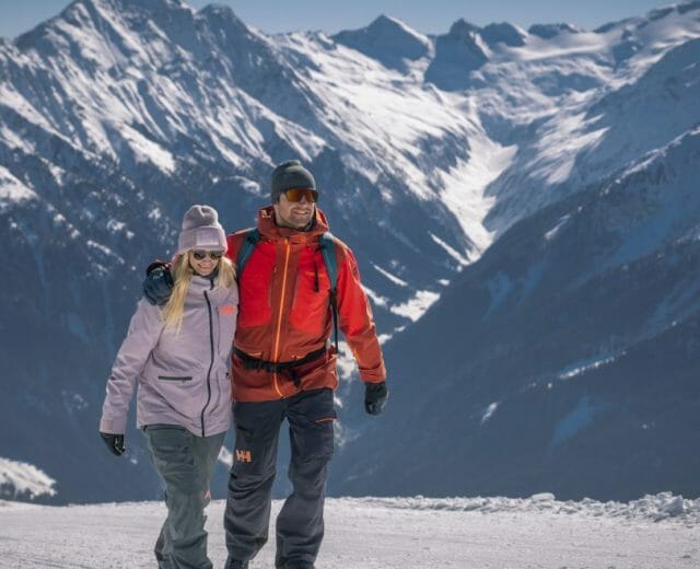 Poznávání krásy přírody ve Wildkogel-Areně při zimní turistice uprostřed zasněžených alpských vrcholů