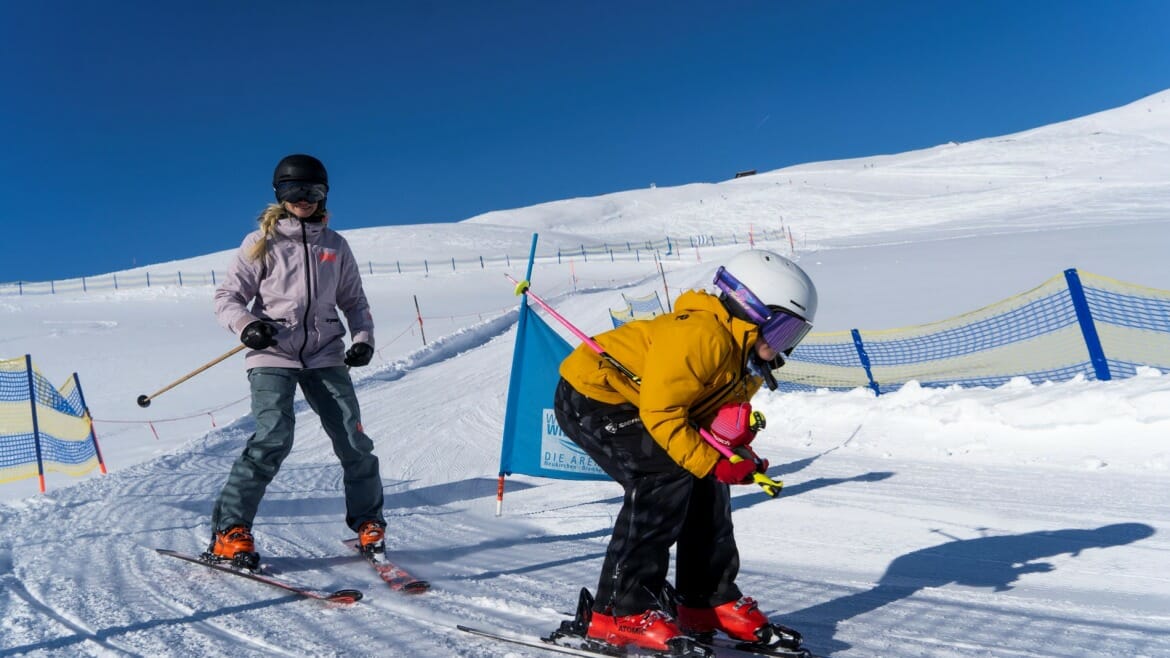 Děti trénují v rodinném lyžařském areálu Familypark ve Wildkogel-Areně