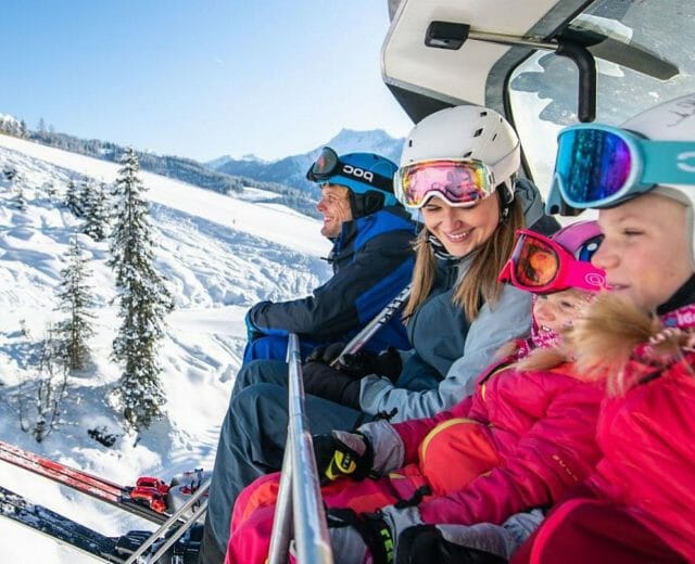 Familie beim Skifahren in der Salzburger Sportwelt 2018 Fotograf Christian Schartner © Salzburger Sportwelt Rodina jede lanovkou na svah v Salcburském sportovním světě