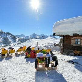 Salcbursko nabízí ideální podmínky pro jarní lyžování. Hosté odpočívají mezi lyžováním na lehátkách na prosluněných terasách s výhledem na bílé hory všude okolo