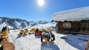 Salcbursko nabízí ideální podmínky pro jarní lyžování. Hosté odpočívají mezi lyžováním na lehátkách na prosluněných terasách s výhledem na bílé hory všude okolo