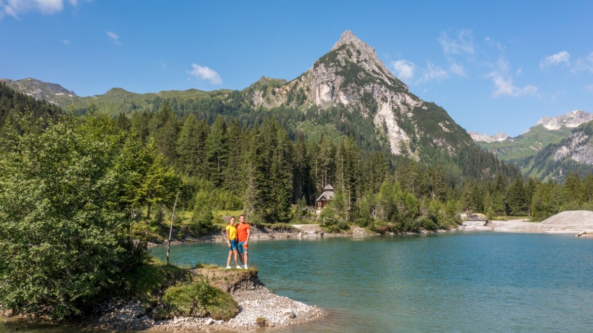 Turisté u jezera Schliersee v přírodním parku Riedingtal