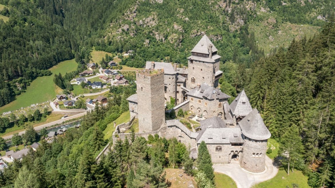 Středověký hrad Finstergrün se tyčí v nadmořské výšce 1087 metrů v Ramingsteinu v Salcburském Lungau