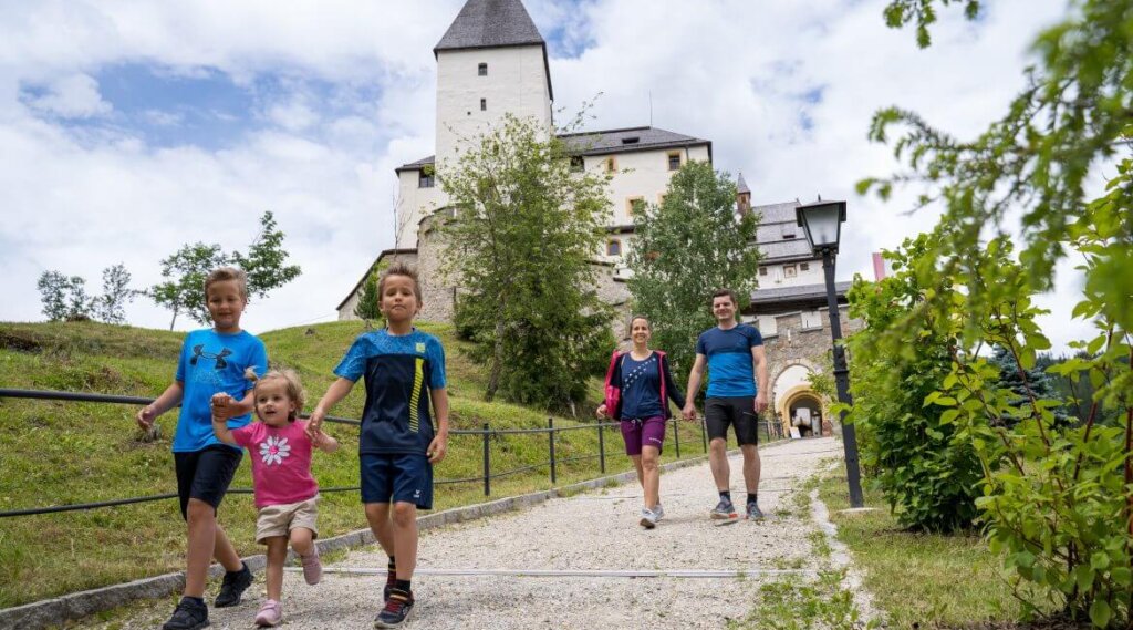 Hrad Mauterndorf je ideálním výletním cílem pro rodiny s dětmi