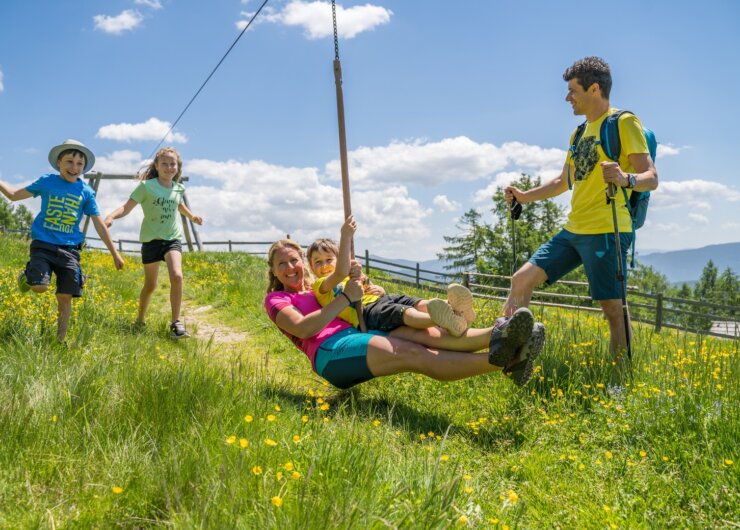 familienzeit ©Salzburger Lungau Děti na hřišti na louce v horách