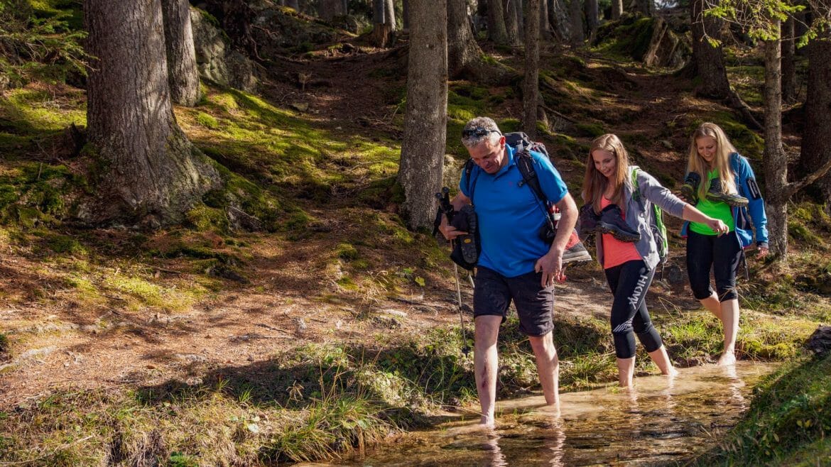 Kneippova terapie vodou v praxi při chůzi horským potokem