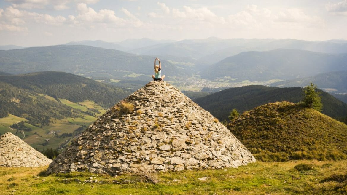 Uměle vytvořené kamenné kopce s výhledem do krajiny jsou silným energetickým místem vhodným k meditaci