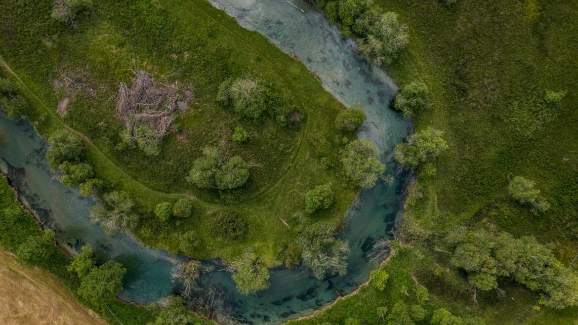 Řeka ve Weißpriachu z ptačí perspektivy vytváří působivé meandry v krajině