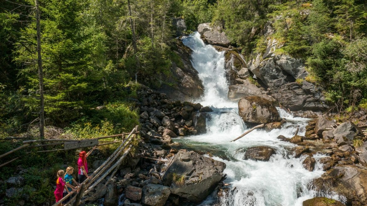 Síla vody, která si razí cestu přírodou ve formě vodopádu uprostřed lesa v Salcburském Lungau