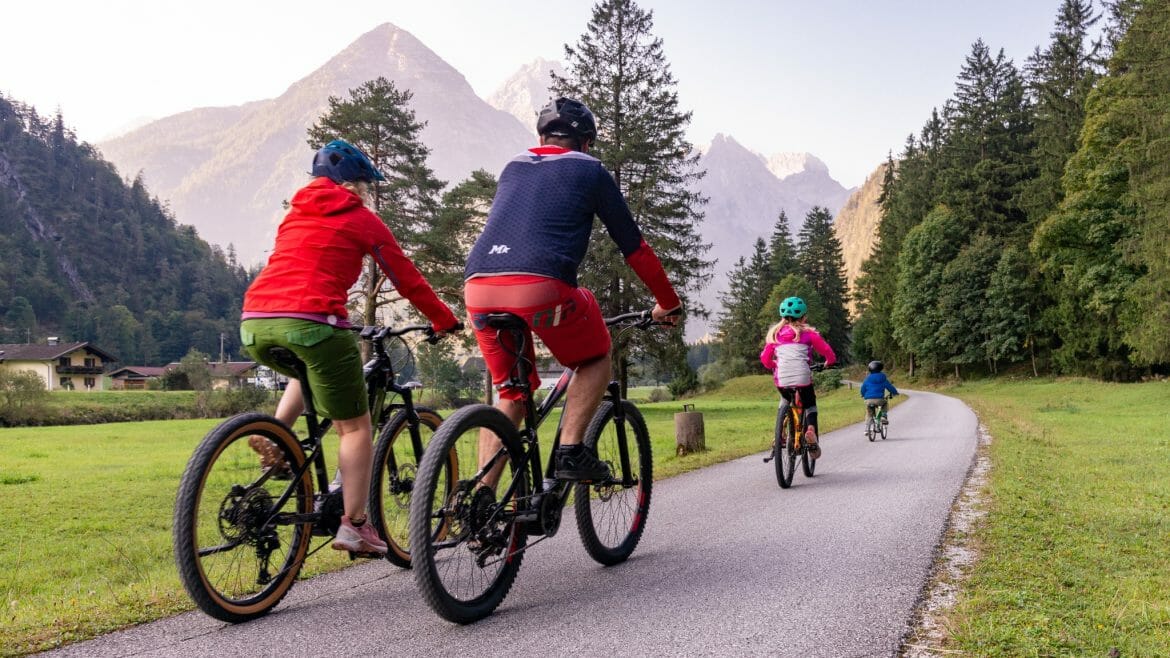 Rodina s dětmi jede po cyklotrase do obce St. Martin v Salcburském Saalachtalu