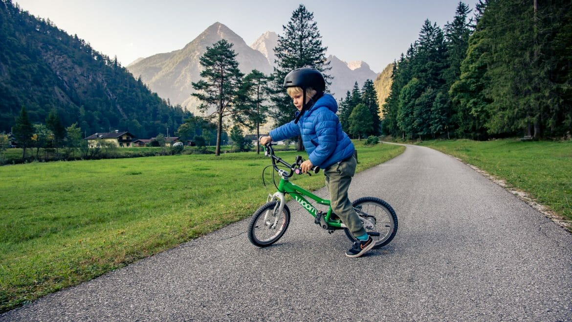 V Salcburském Saalachtalu si na kole zajezdí i nejmenší cyklisté. Rodiče by však měli výlety důkladně plánovat
