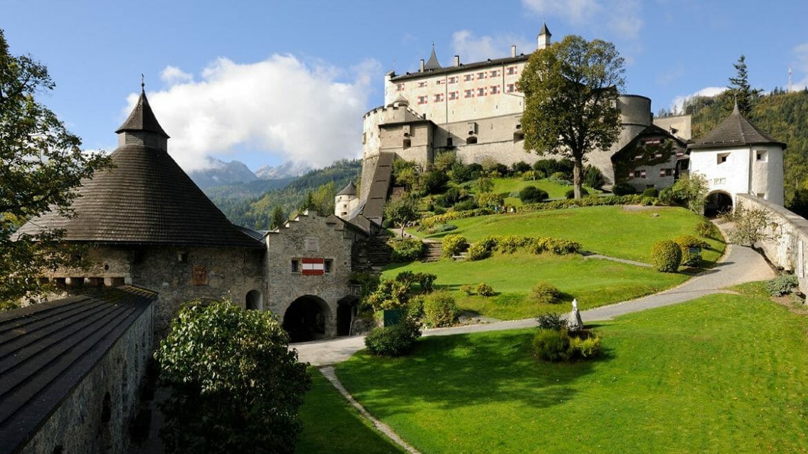 Středověký hrad Hohenwerfen nabízí prohlídkové okruhy s audioprůvodcem i v češtině